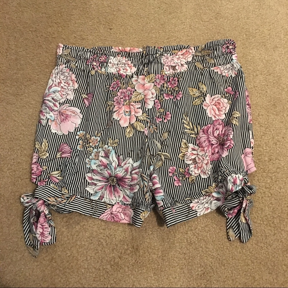 Floral shorts with elastic waistband